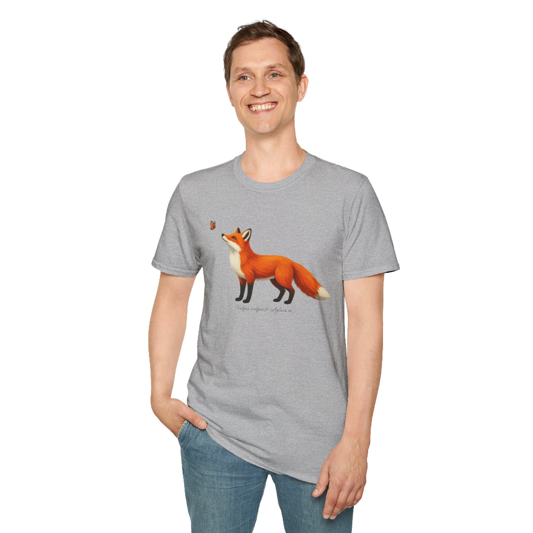 Hippuli brändin harmaa unisex puuvillainen t-paita, jossa on maalattu kuva lentävää Aglais io -neitoperhosta katselevasta Vulpes vulpes -ketusta. Kuvassa miehen päällä.