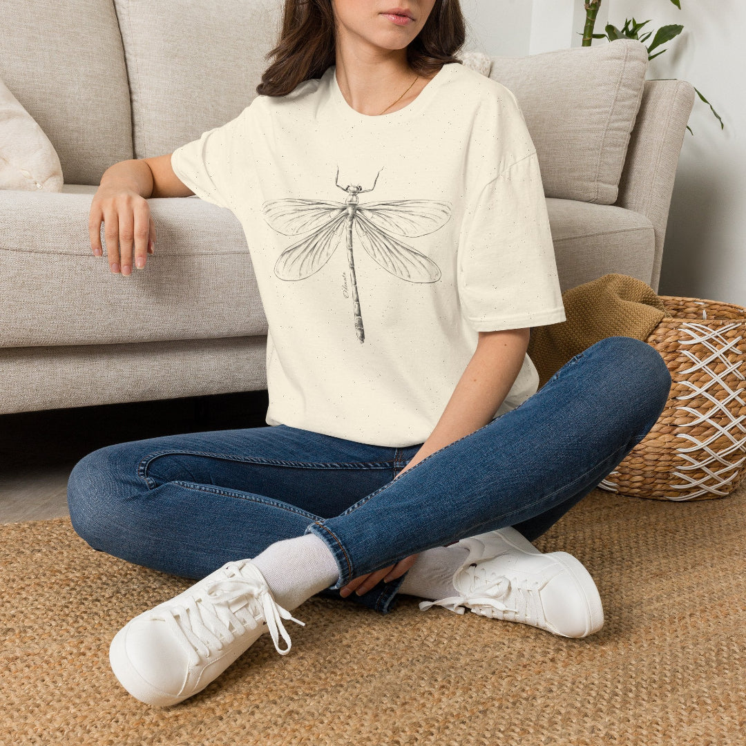 Hippuli brändin beige unisex t-paita, jossa on mustavalkoinen kuva sudenkorennosta. Kuvassa paita naisen päällä.