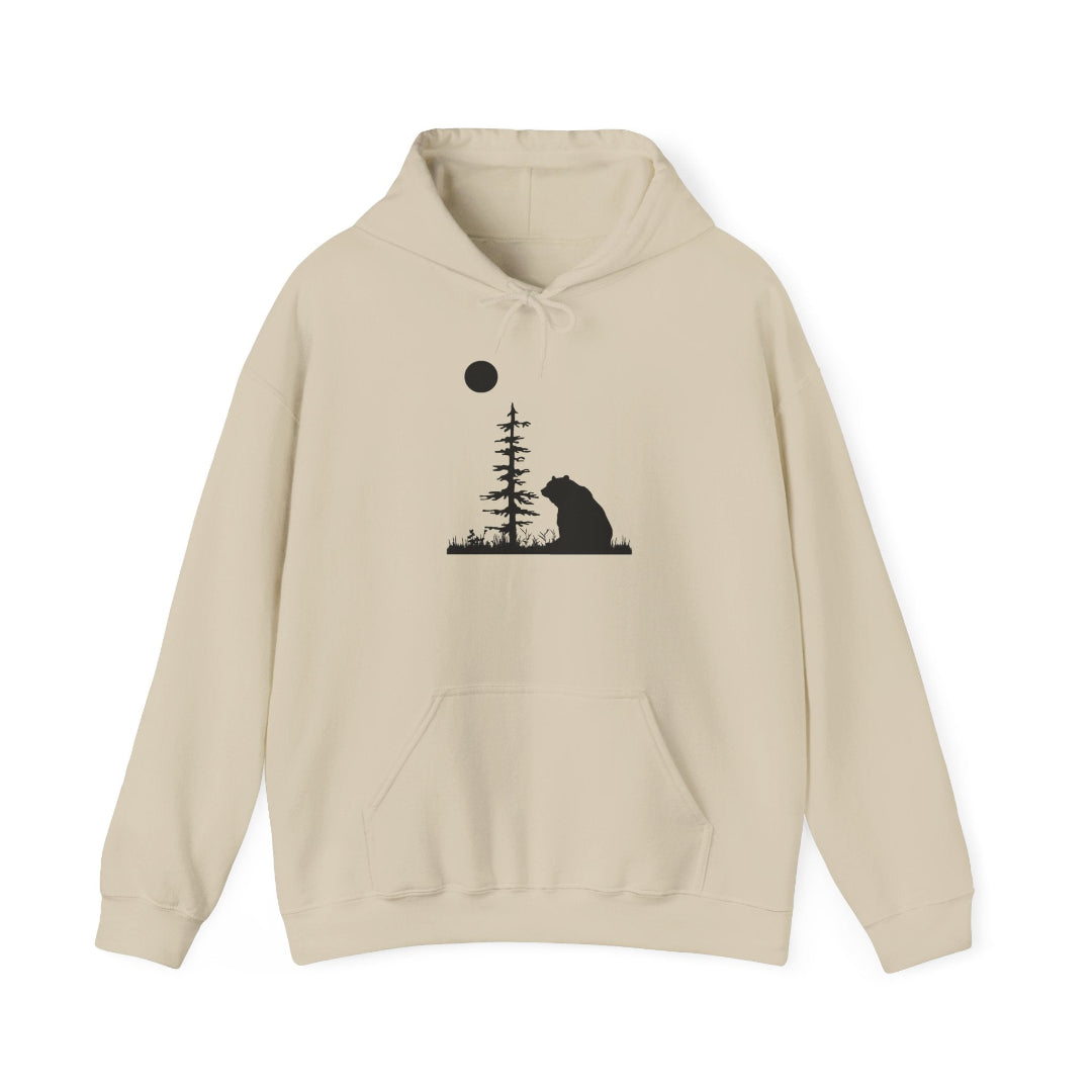 Beige unisex huppari jossa karhu istuu ja katselee kuutamoa puun vieressä.