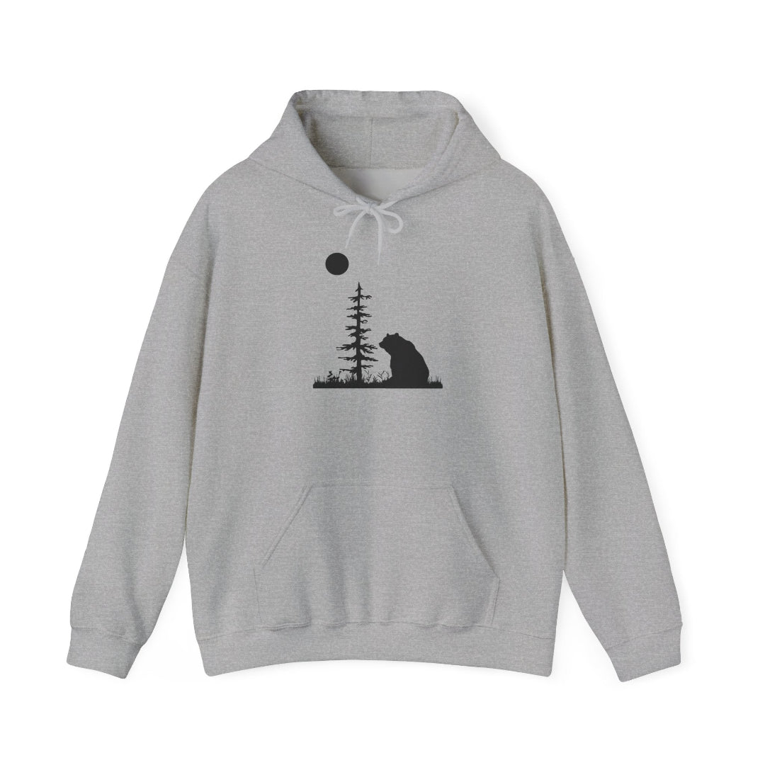 Harmaa unisex huppari jossa karhu istuu ja katselee kuutamoa puun vieressä.