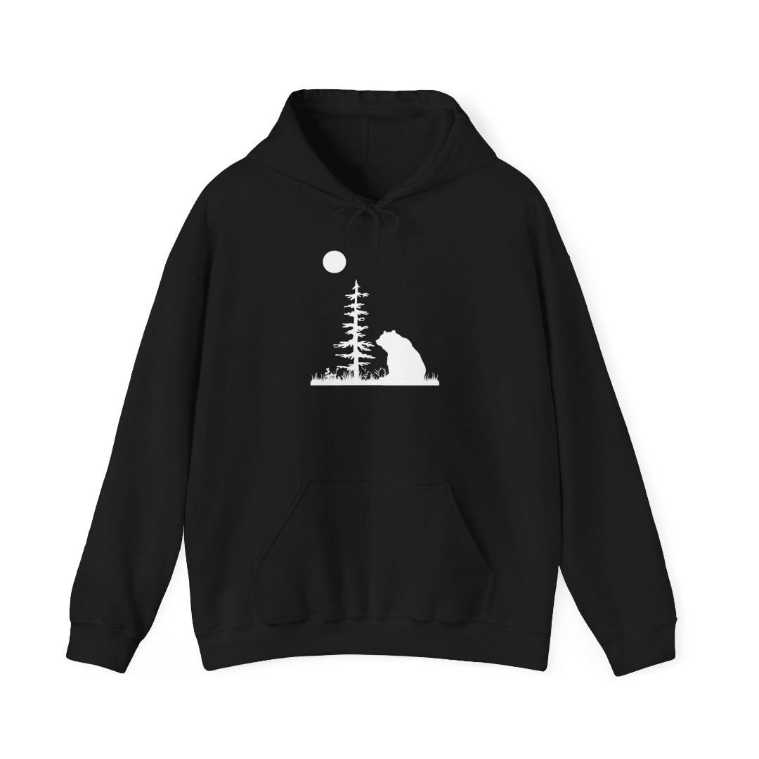 Musta unisex huppari jossa karhu istuu ja katselee kuutamoa puun vieressä.