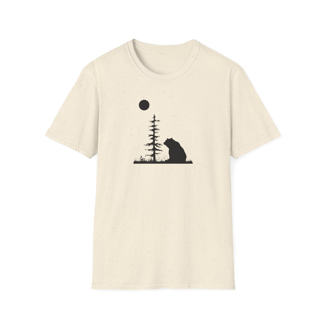 Beige unisex t-paita jossa karhu istuu ja katselee kuutamoa puun vieressä.