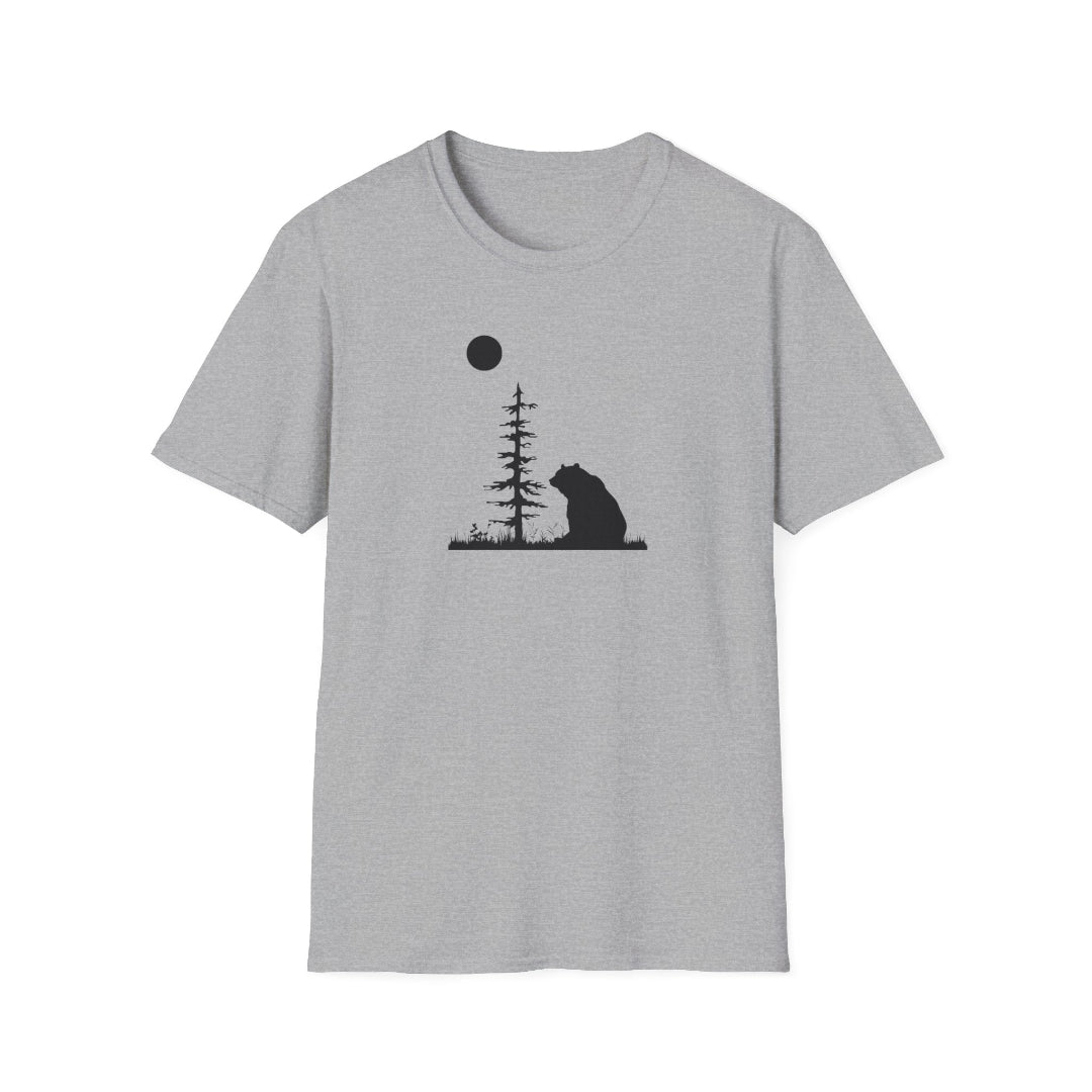 Harmaa unisex t-paita jossa karhu istuu ja katselee kuutamoa puun vieressä.