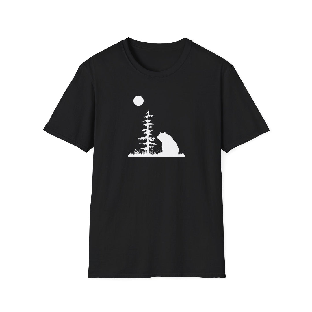 Musta unisex t-paita jossa karhu istuu ja katselee kuutamoa puun vieressä.