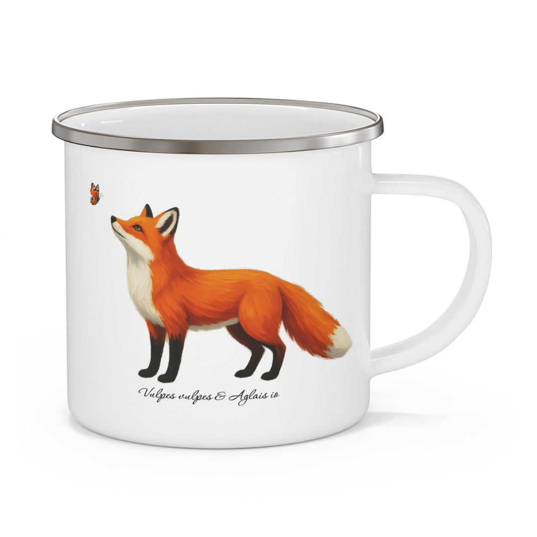 Hippuli brändin valkoinen emalimuki, jossa on maalattu kuva lentävää Aglais io -neitoperhosta katselevasta Vulpes vulpes -ketusta. Kuva edestä.