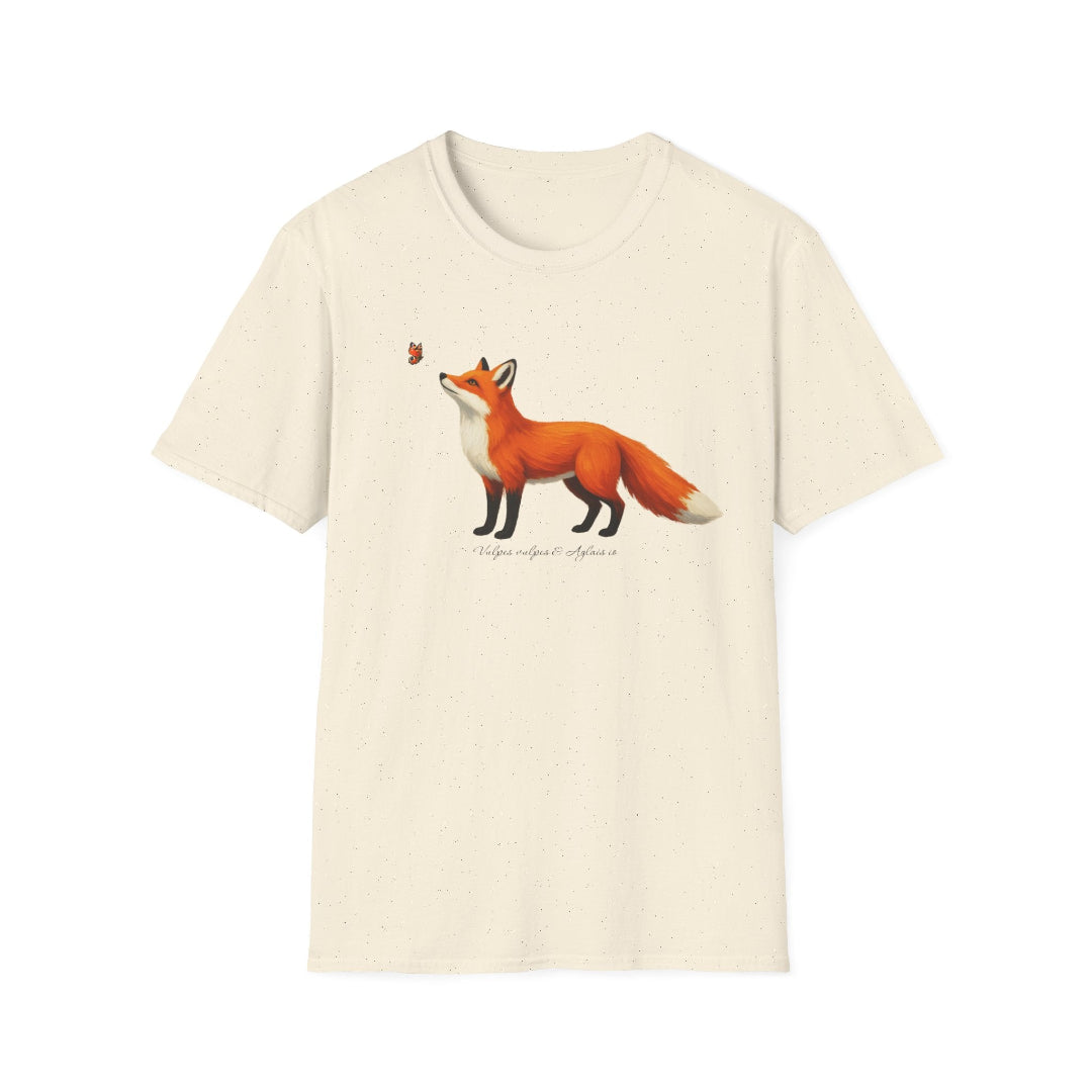 Hippuli brändin beige unisex puuvillainen t-paita, jossa on maalattu kuva lentävää Aglais io -neitoperhosta katselevasta Vulpes vulpes -ketusta.