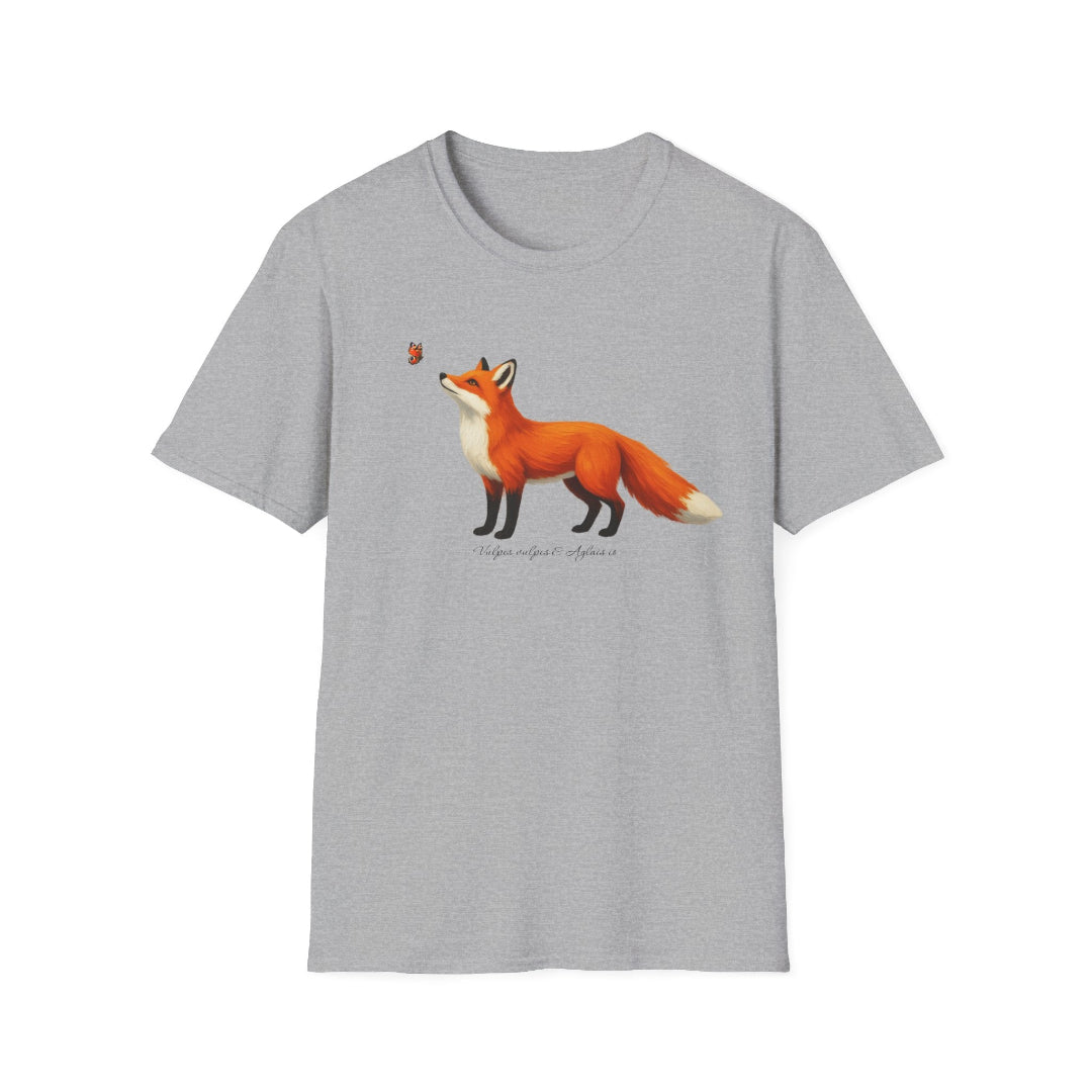 Hippuli brändin harmaa unisex puuvillainen t-paita, jossa on maalattu kuva lentävää Aglais io -neitoperhosta katselevasta Vulpes vulpes -ketusta.
