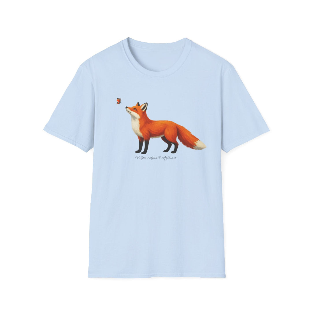 Hippuli brändin vaaleansininen unisex puuvillainen t-paita, jossa on maalattu kuva lentävää Aglais io -neitoperhosta katselevasta Vulpes vulpes -ketusta.
