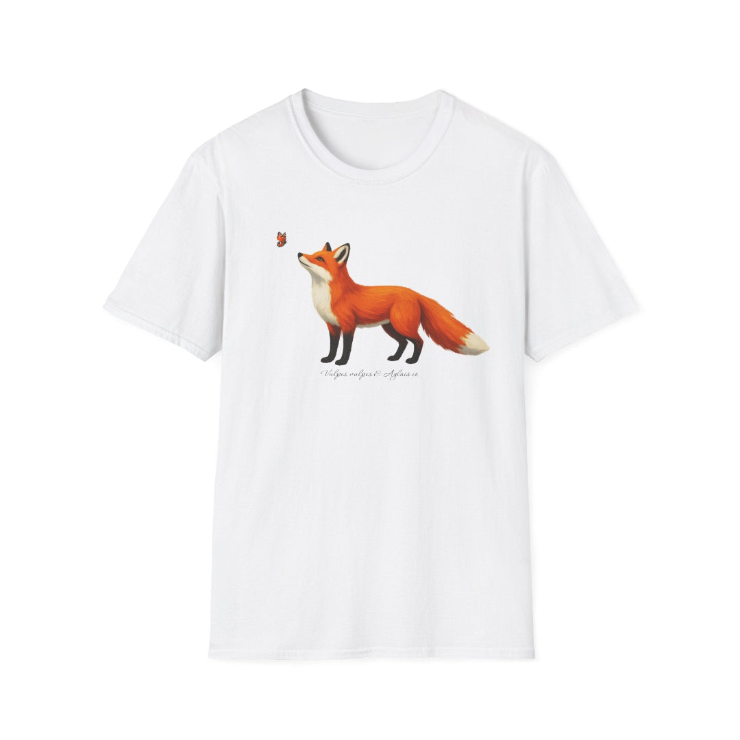 Hippuli brändin valkoinen unisex puuvillainen t-paita, jossa on maalattu kuva lentävää Aglais io -neitoperhosta katselevasta Vulpes vulpes -ketusta.