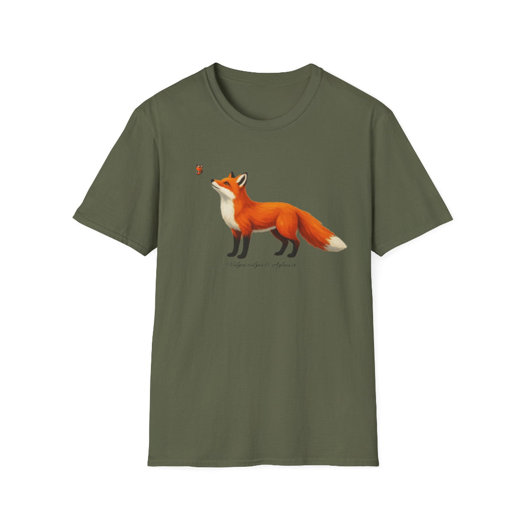 Hippuli brändin vihreä unisex puuvillainen t-paita, jossa on maalattu kuva lentävää Aglais io -neitoperhosta katselevasta Vulpes vulpes -ketusta.