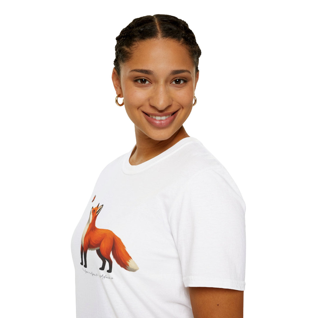 Hippuli brändin valkoinen unisex puuvillainen t-paita, jossa on maalattu kuva lentävää Aglais io -neitoperhosta katselevasta Vulpes vulpes -ketusta. Kuvassa naisen päällä.