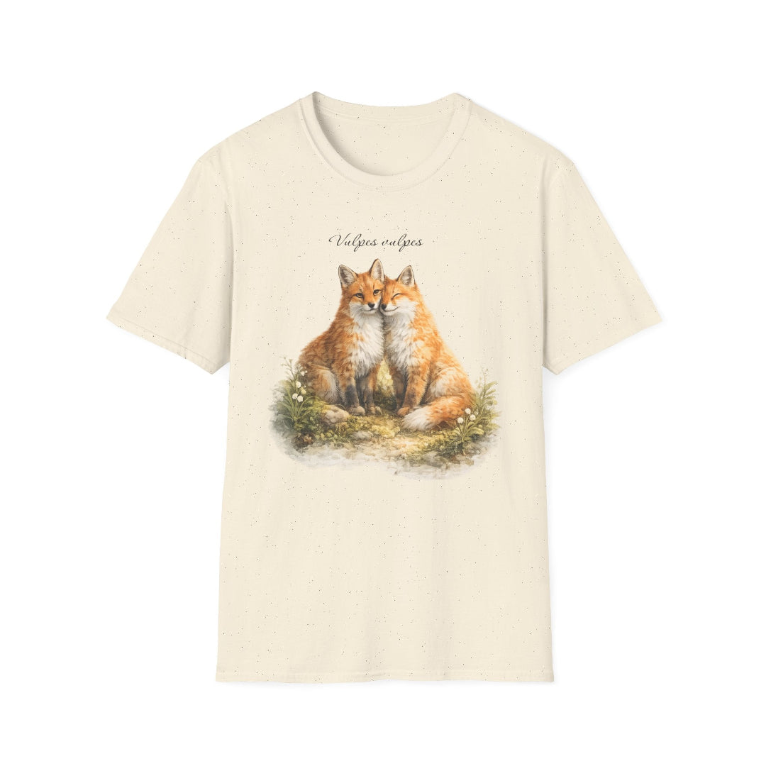 Hippuli brändin beige unisex puuvillainen t-paita, jossa on maalattu kuva kahdesta toisiinsa nojaavasta Vulpes vulpes -ketusta luonnon keskellä.