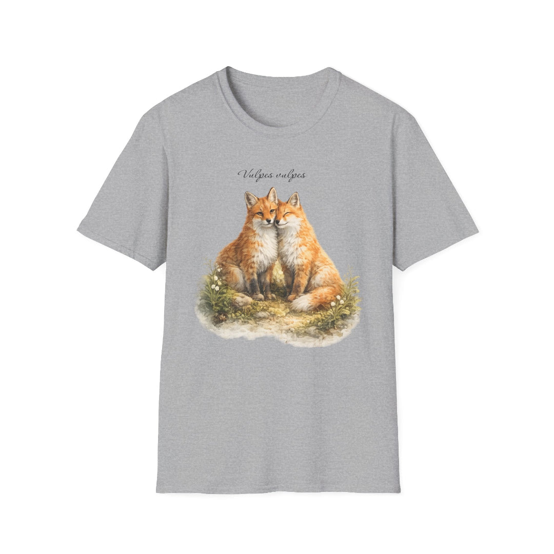 Hippuli brändin harmaa unisex puuvillainen t-paita, jossa on maalattu kuva kahdesta toisiinsa nojaavasta Vulpes vulpes -ketusta luonnon keskellä.