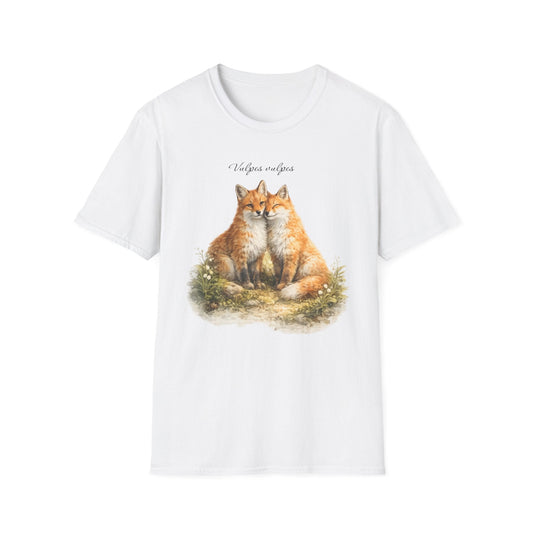 Hippuli brändin valkoinen unisex puuvillainen t-paita, jossa on maalattu kuva kahdesta toisiinsa nojaavasta Vulpes vulpes -ketusta luonnon keskellä.