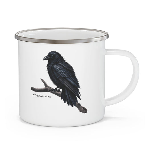 Hippuli brändin valkoinen emalimuki, jossa on maalattu kuva puunoksalla istuvasta Corvus corax -korpista. Kuva edestä.