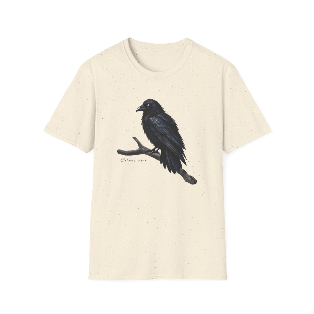 Hippuli brändin beige unisex puuvillainen t-paita, jossa on maalattu kuva puunoksalla istuvasta Corvus corax -korpista.