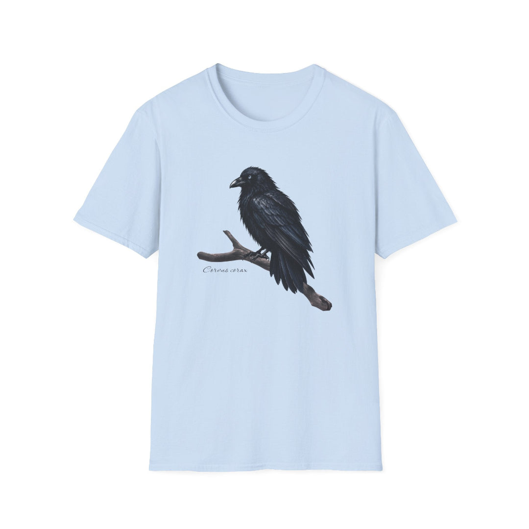 Hippuli brändin vaaleansininen unisex puuvillainen t-paita, jossa on maalattu kuva puunoksalla istuvasta Corvus corax -korpista.