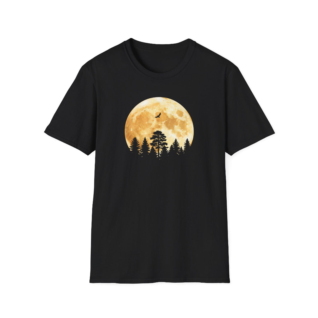 Musta unisex t-paita jossa kuun edessä metsää ja ylhäällä lentää haukka.