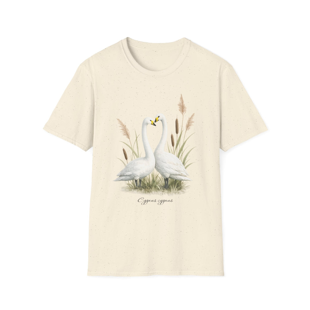 Hippuli brändin beige unisex puuvillainen t-paita, jossa on maalattu kuva kahdesta sydämen muodostavasta Cygnus cygnus-laulujoutsenesta kaislikossa.