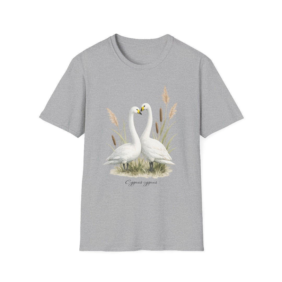 Hippuli brändin harmaa unisex puuvillainen t-paita, jossa on maalattu kuva kahdesta sydämen muodostavasta Cygnus cygnus-laulujoutsenesta kaislikossa.